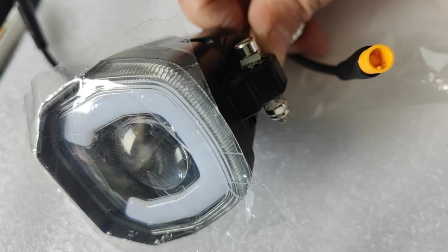 LED első lámpa e-bike-hoz, 36/48 V, 3 tűs anya, IPX6 – 3pin male